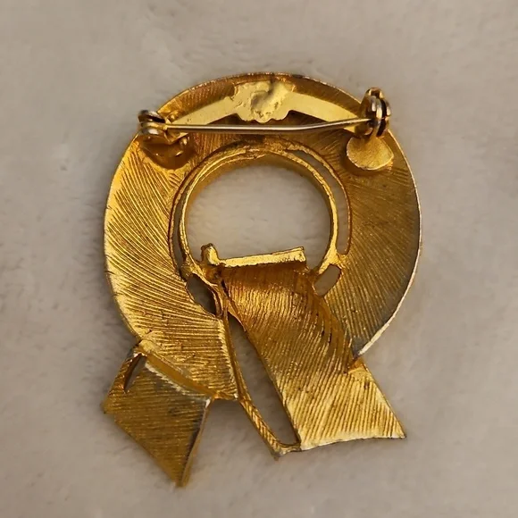 3/$30 Vintage Hammered Goldtone Ribbon Holiday Wreath Brooch - Picture 4 of 4